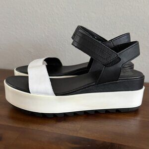 Sorel - CAMERON™ Flatform Women's Wedge Sandal in Black and White